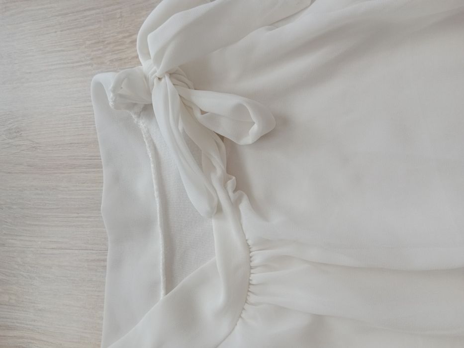 Biała koszula z wiązaniem