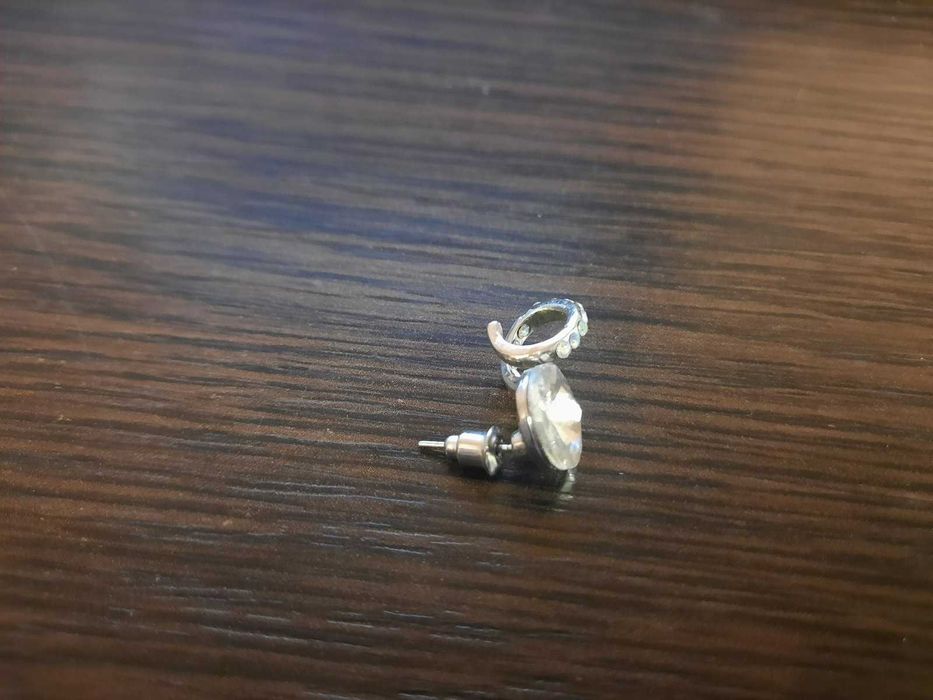 Одна сережка с белым камушком серьги бижутерия