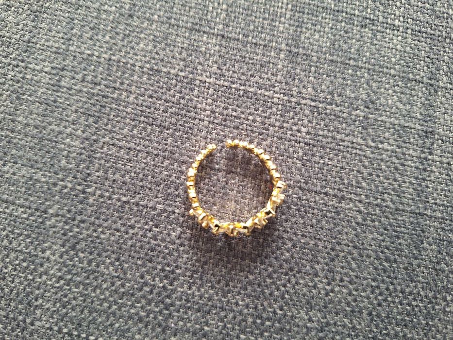 Anel dourados com brilhantes em forma de flor