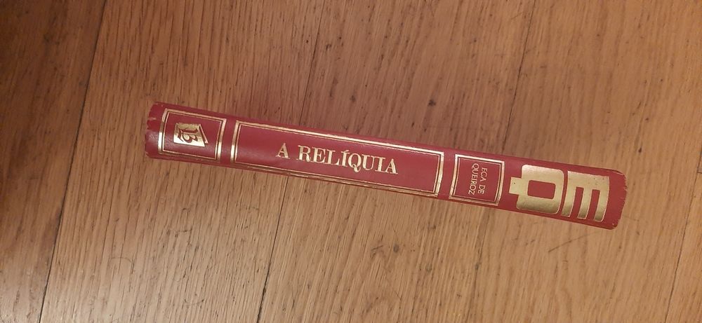 2 livros encadernados de Eça de Queiroz