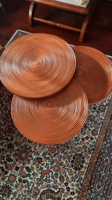Mesa de apoio de sofá _sala estar pintada em rose gold com terminações de pés pintado em dourado