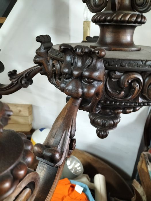 Candeeiro de teto antigo em madeira de nogueira