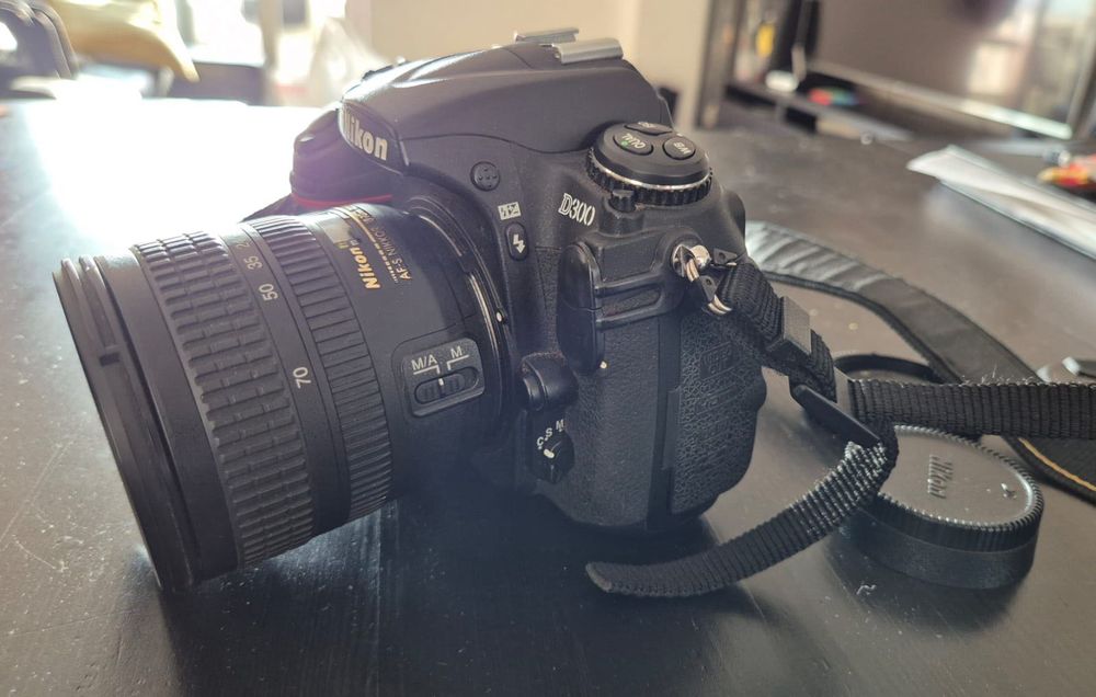 Nikon D300 + Nikkor 18-70 mm + Speedlight SB-600 + mala