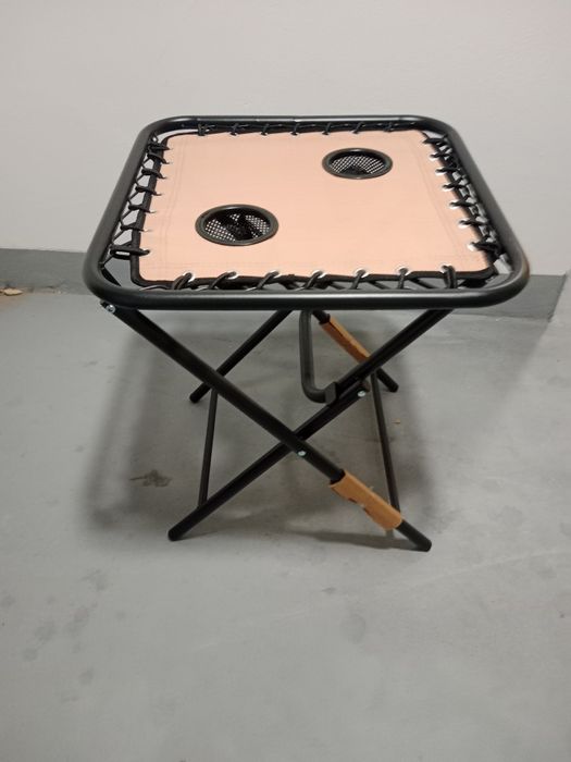 Składany stolik z miejscami na napoje