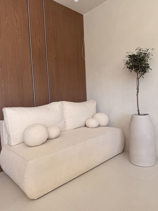 Sofa w IDEALNYM stanie BOUCLE z funkcja spania