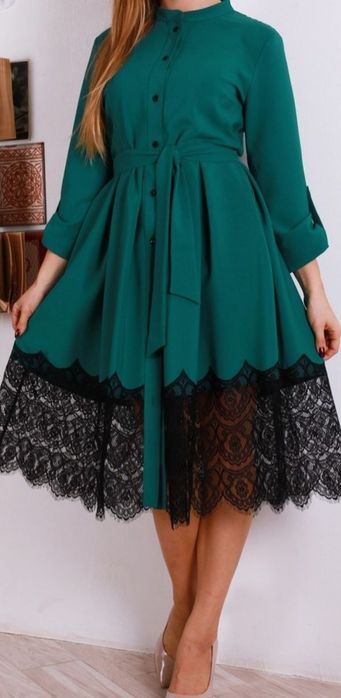 Елегантна сукня насиченого смарагдового кольору з мереживом