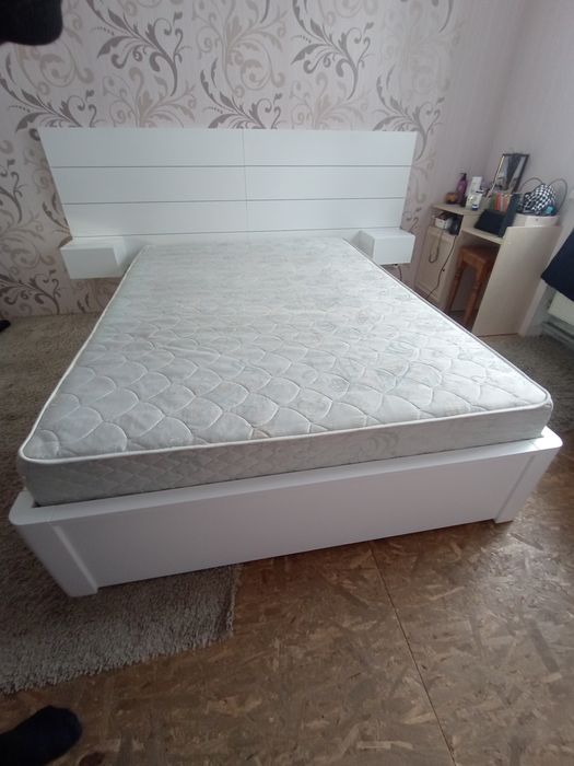 Ліжко з дерева ясен