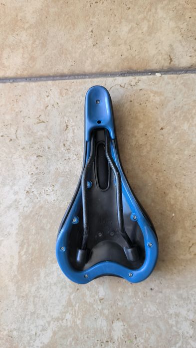 Variable-size bicycle saddle444403717883842565