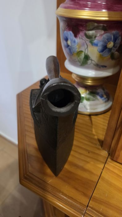 Ferro de Engomar Antigo a Carvão com Chaminé