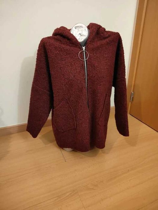 Casaco modelo de lã fervida (ou bouclé) na cor bordeaux
