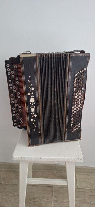 Баян старенький играет