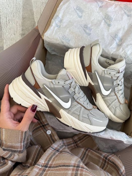 Nike V2K Runtekk Beige Brown трендові жіночі кросівки найк рантек