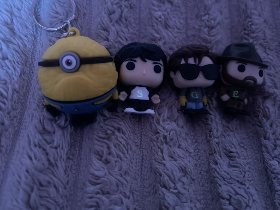 Продаю іграшки з киндер джой осд та міньйона