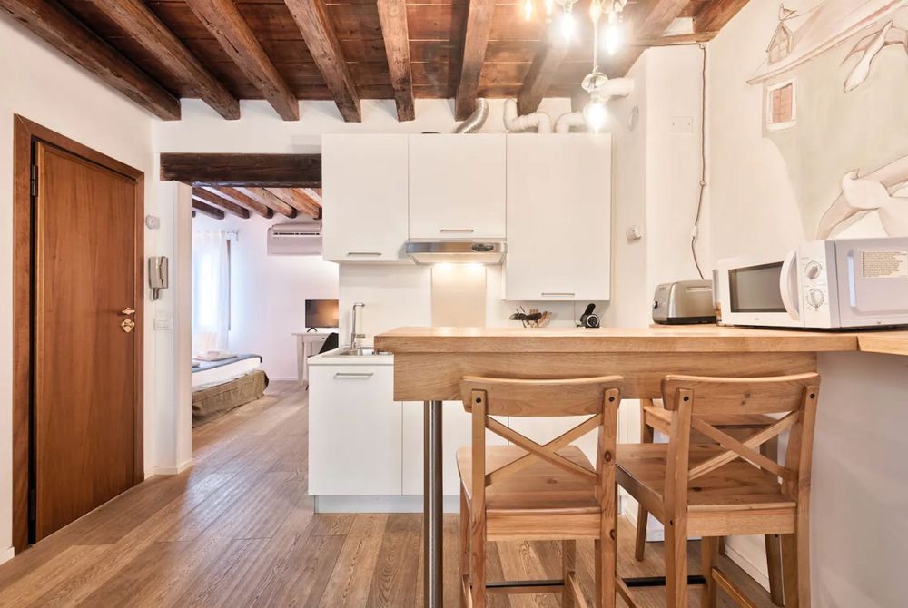 Є гаряча/холодна вода, опалення, працює wifi при відключеннях