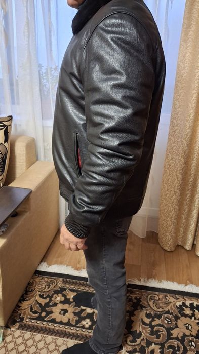 Продам мужскую кожаную куртку