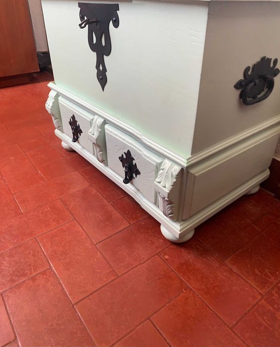 Arca  em madeira restaurada e muito util