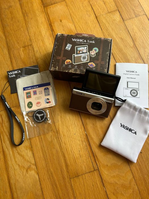 Máquina Fotográfica Compacta YASHICA Tank - Castanho — Nova