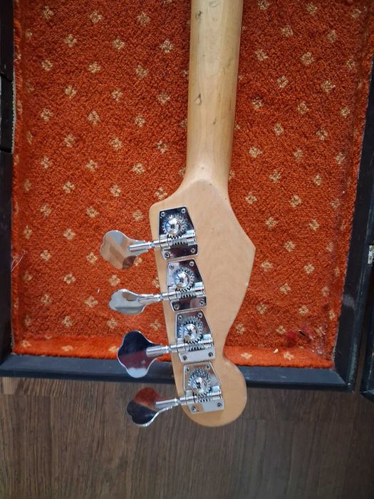 Gitara basowa Fender Jazz Bass + case
