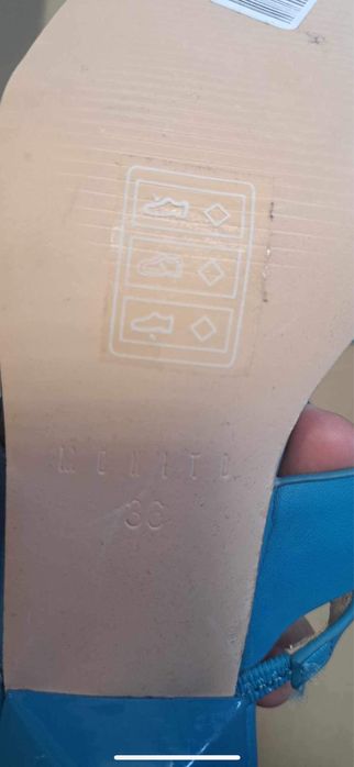 Sandały niebieskie na obcasie