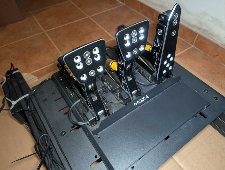 Cockpit TR120 + Periféricos MOZA
