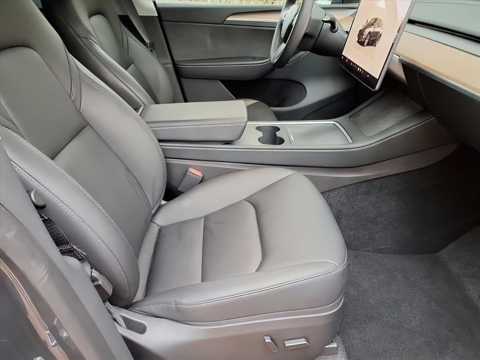 Tesla Model Y      2023