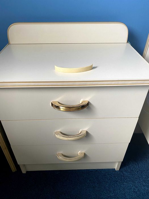 Conjunto cama + mesinhas de cabeceira + cómoda + armário + banco