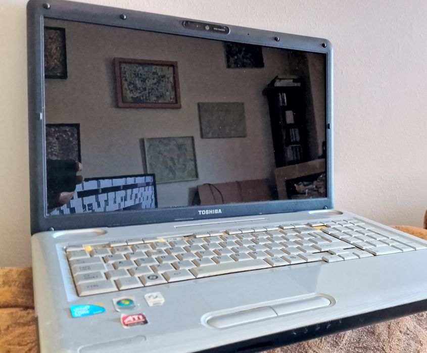 Computadores Toshiba e ASUS