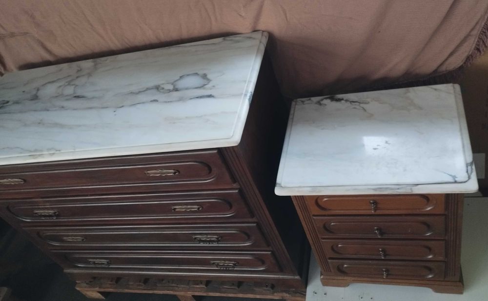 Cómoda e mesa de cabeceira com tampo em mármore, peças usadas