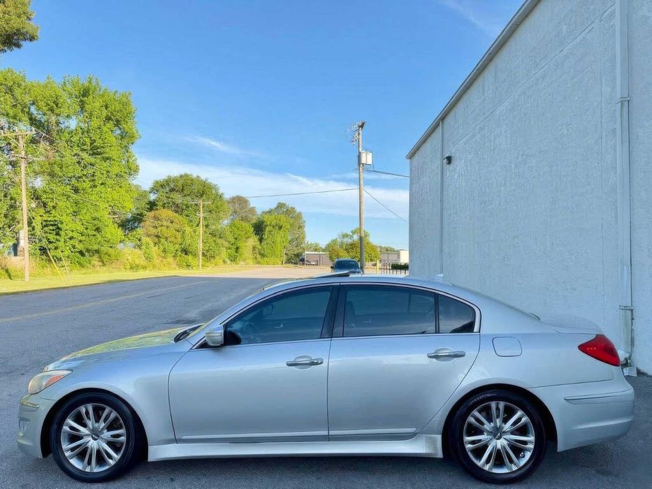 Hyundai Genesis      2012