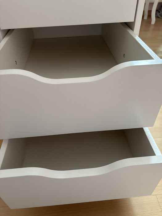 Biała szafka na kółkach