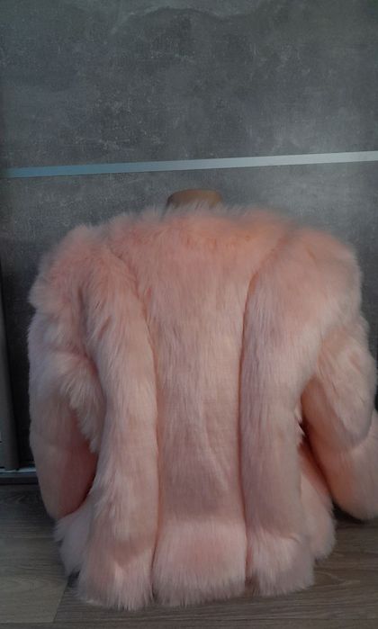 Персикова жіноча шубка.