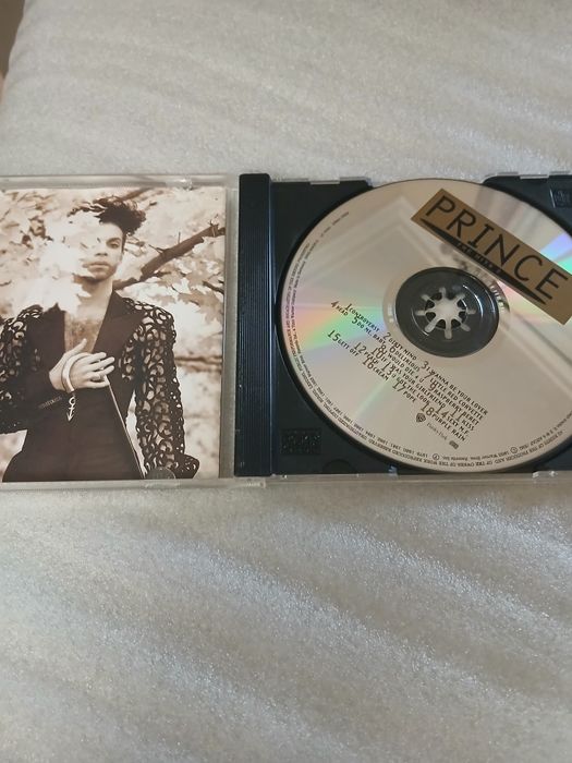 Prince inclui duas faixas inéditas: "Peach" e "Pope".