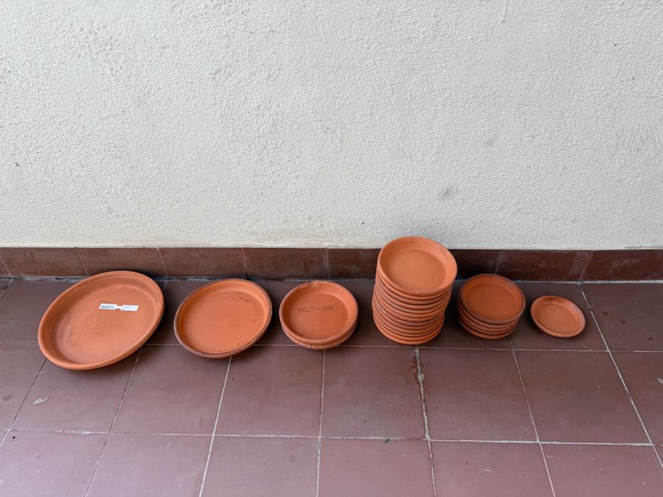 Conjunto de vasos e pratos para plantas em terracotta