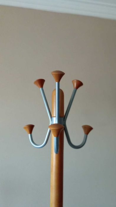 Vendo bengaleiro em madeira castanho