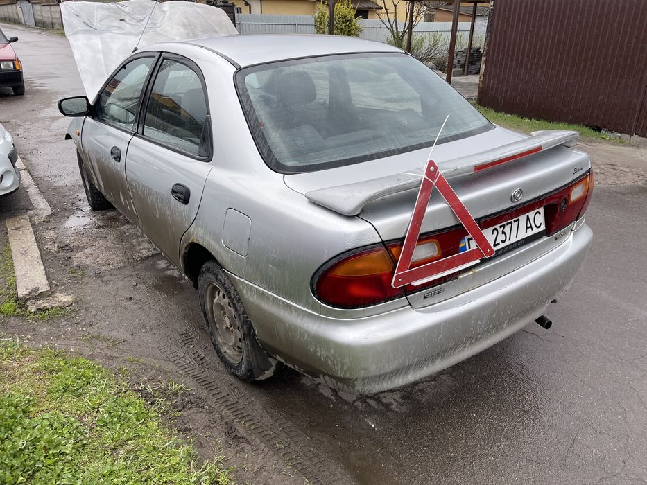 Mazda 323 BA 1996 1.5 седан  салон двері бампер скло все супер.