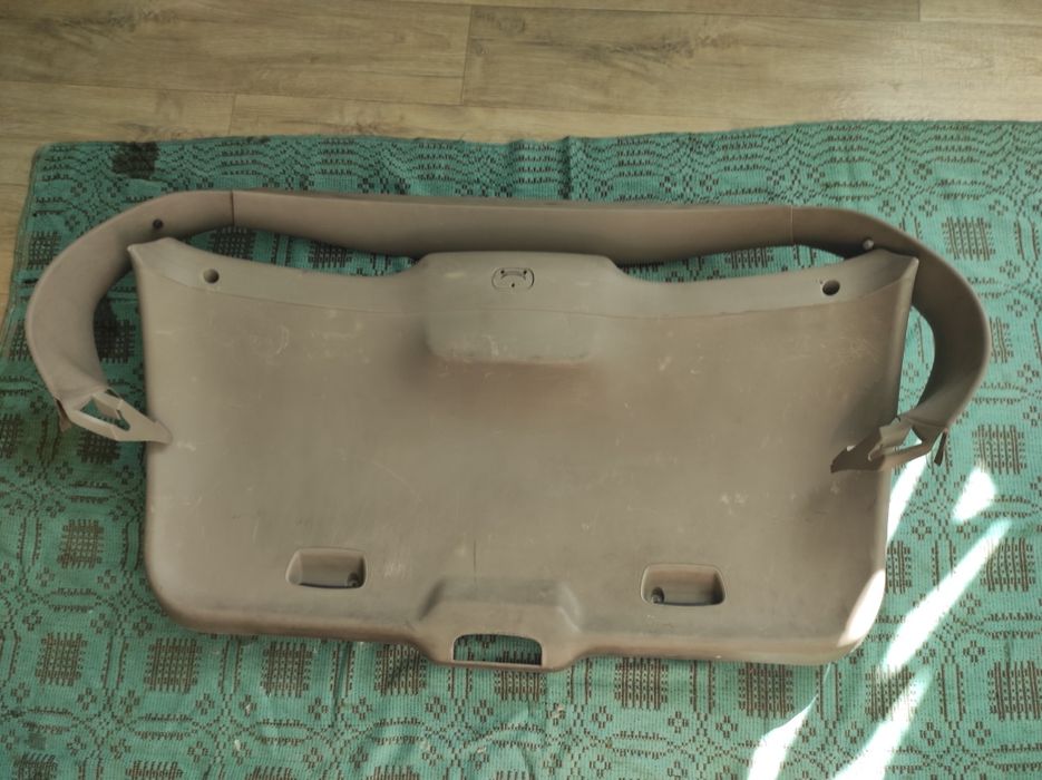 Обшивка крышки багажника Рено Сценик 2