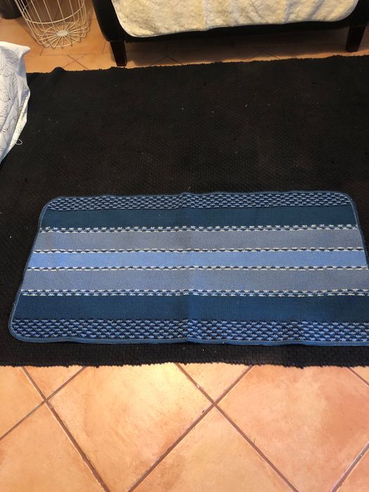 Tapete azul de casa de banho