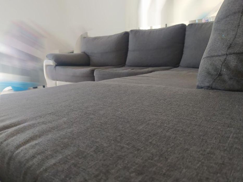 Sofá de canto cinzento e branco