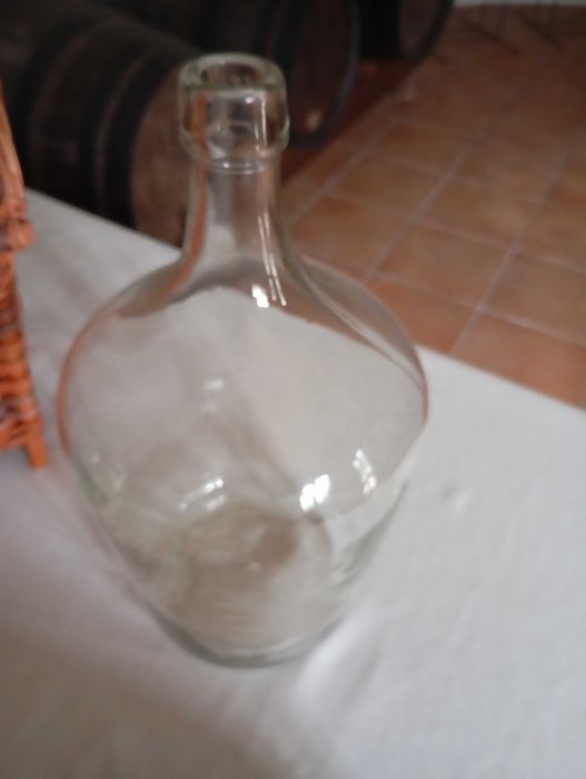 Garrafões em vidro vede e branco