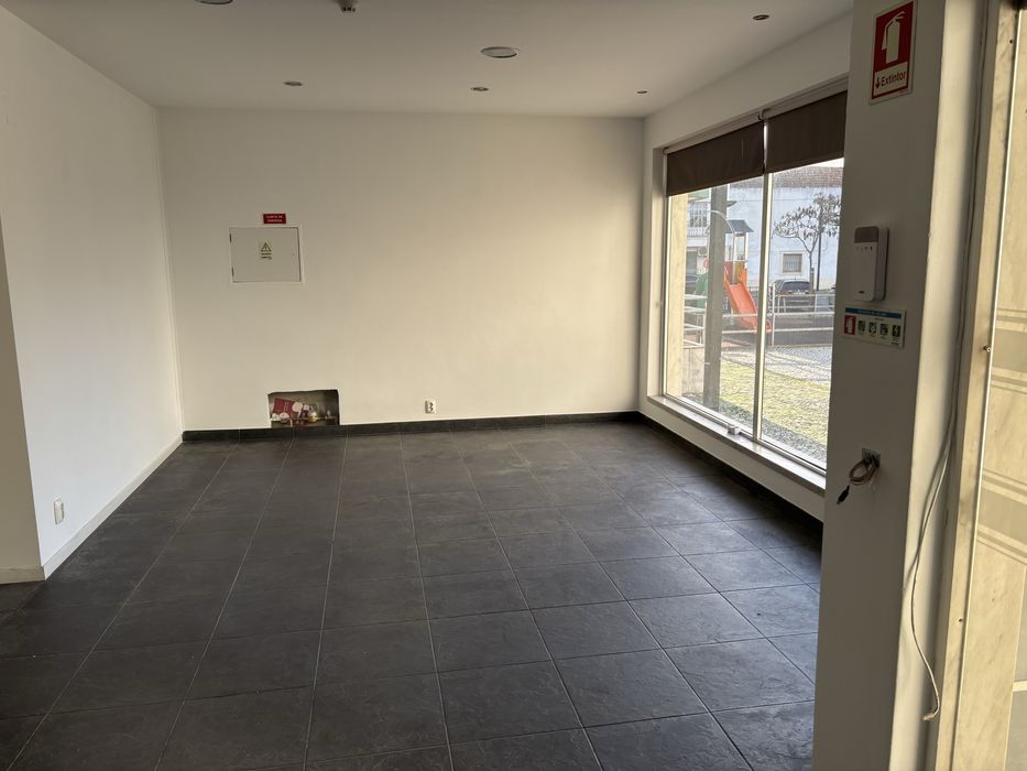 Aluga-se Loja Almeirim 2 pisos