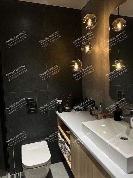 Трикімнатна квартира в сучасному будинку з дизайнерським ремонтом