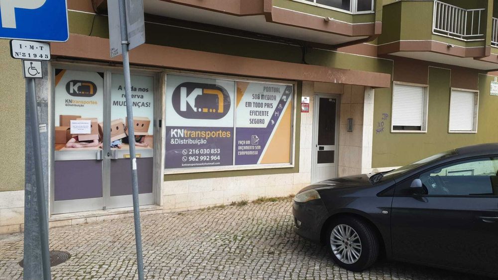 Escritório para alugar com gabinete fechado 350€/mês.