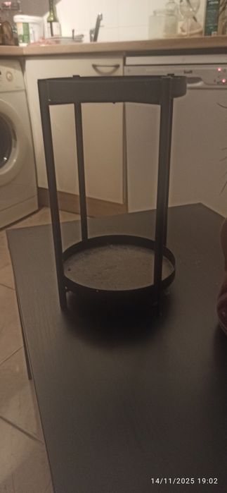 Floreira e jarra com penas de pavão