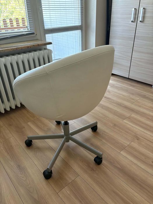 Biały fotel obrotowy