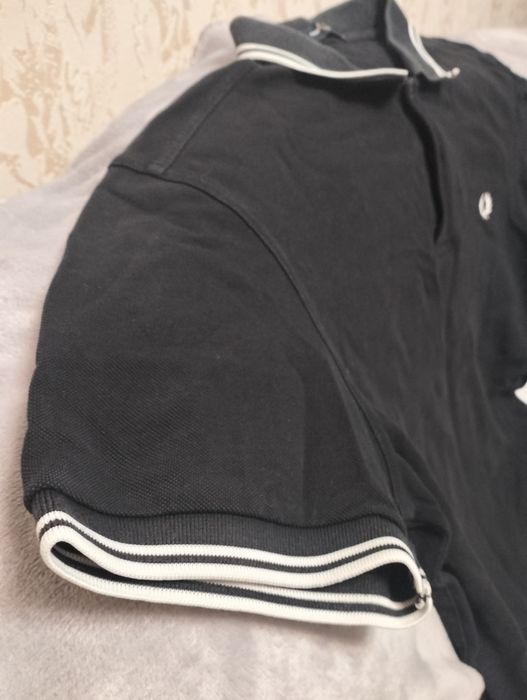 Фирменная футболка черного цвета