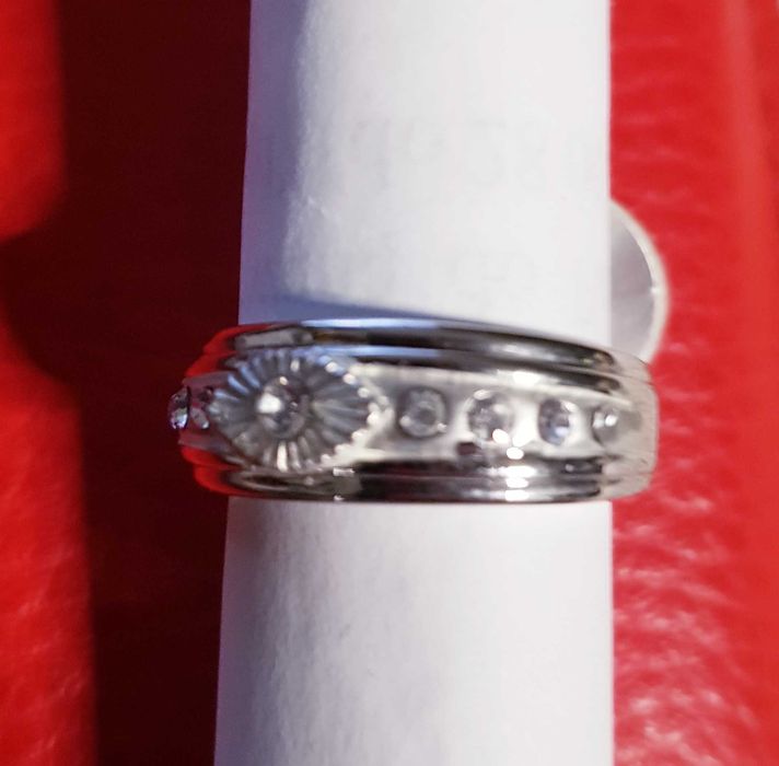 Elegancki Pierścionek z  cyrkoniami  rozm.  16 , 17