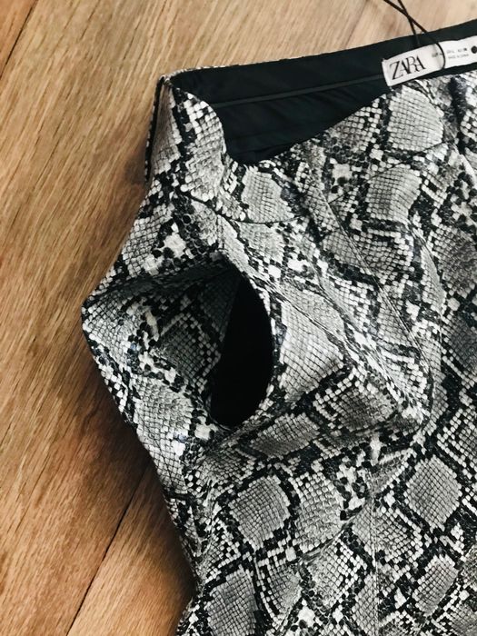 Штани шкіра Zara 
Зміїний принт
Розмір 46-48