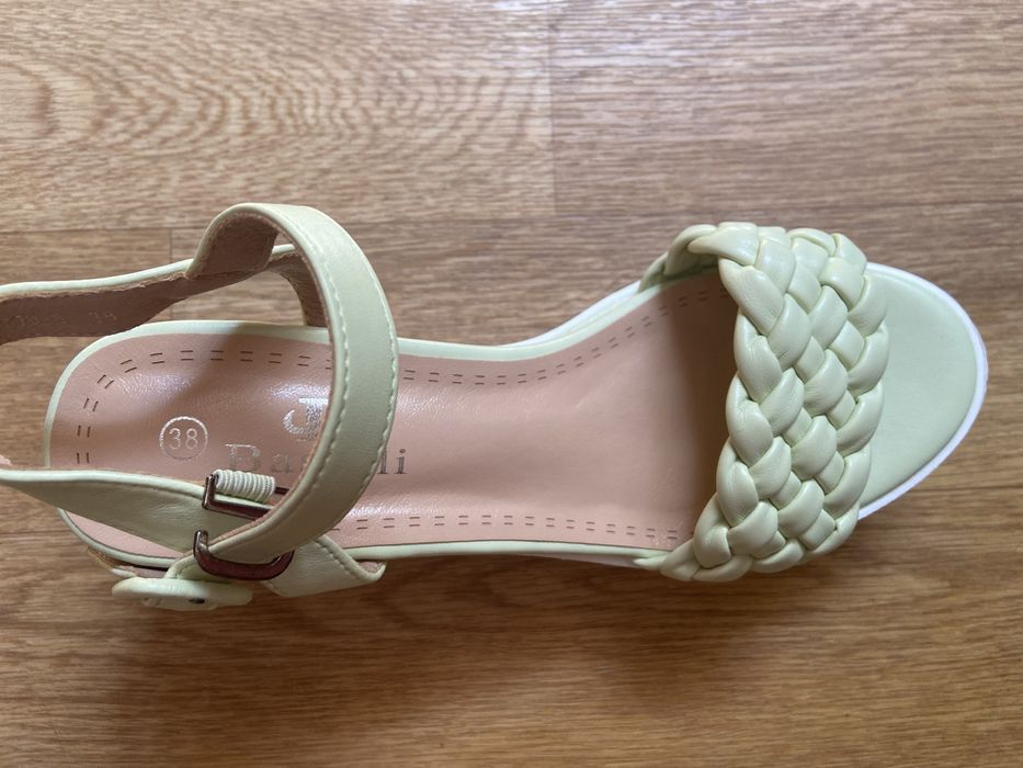 Женские босоножки