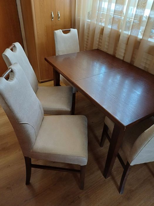 Стіл зі стільцями кухонний