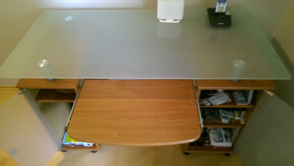 Отличный компьтерный стол. Мебель столы для кабинета.